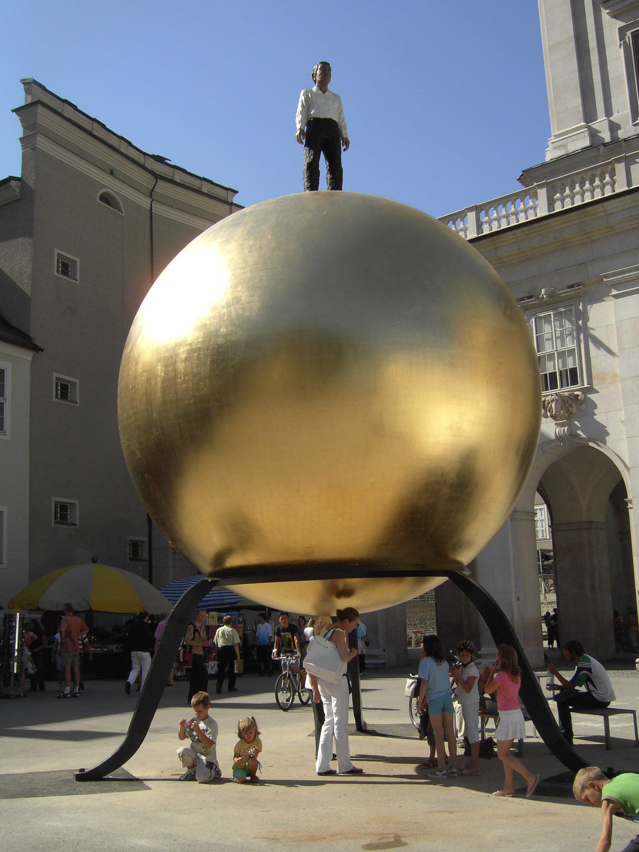 Mann auf goldener Kugel (Salzburg)