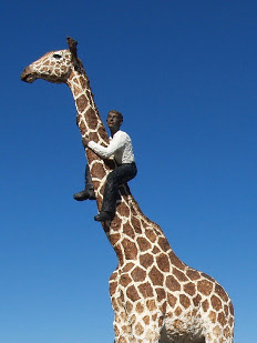 Mann mit Giraffe