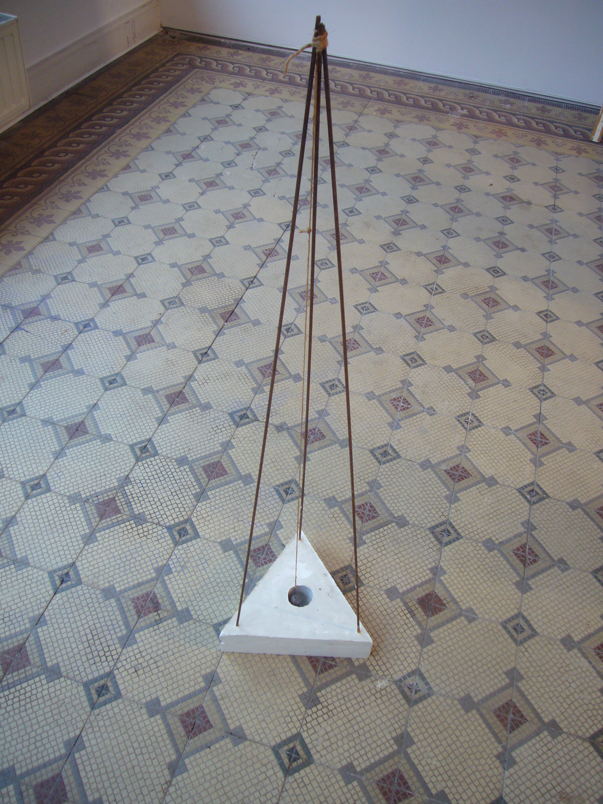 Instrument zur Erkennung von Erdbeben, 1986   - Gips, Blei, Eisen, Schnur - 1986 - 100 x 26 x 26 cm 