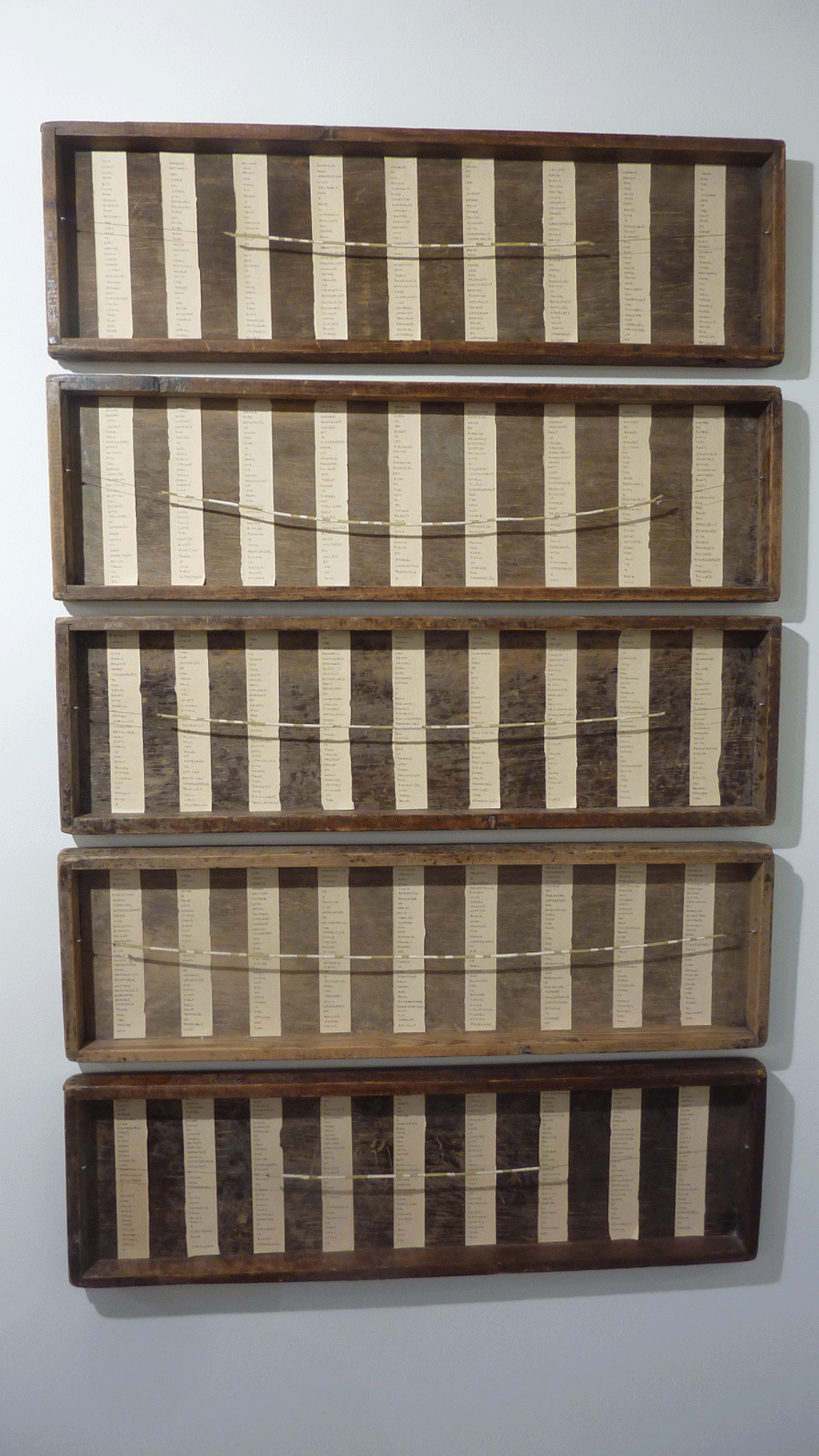 Inventory - Holz, Wachs, Faden, Schrauben, Acryl, Tusche, Papier - 1991 - 5-teilig, je 29,5 x 98 x 5 cm  