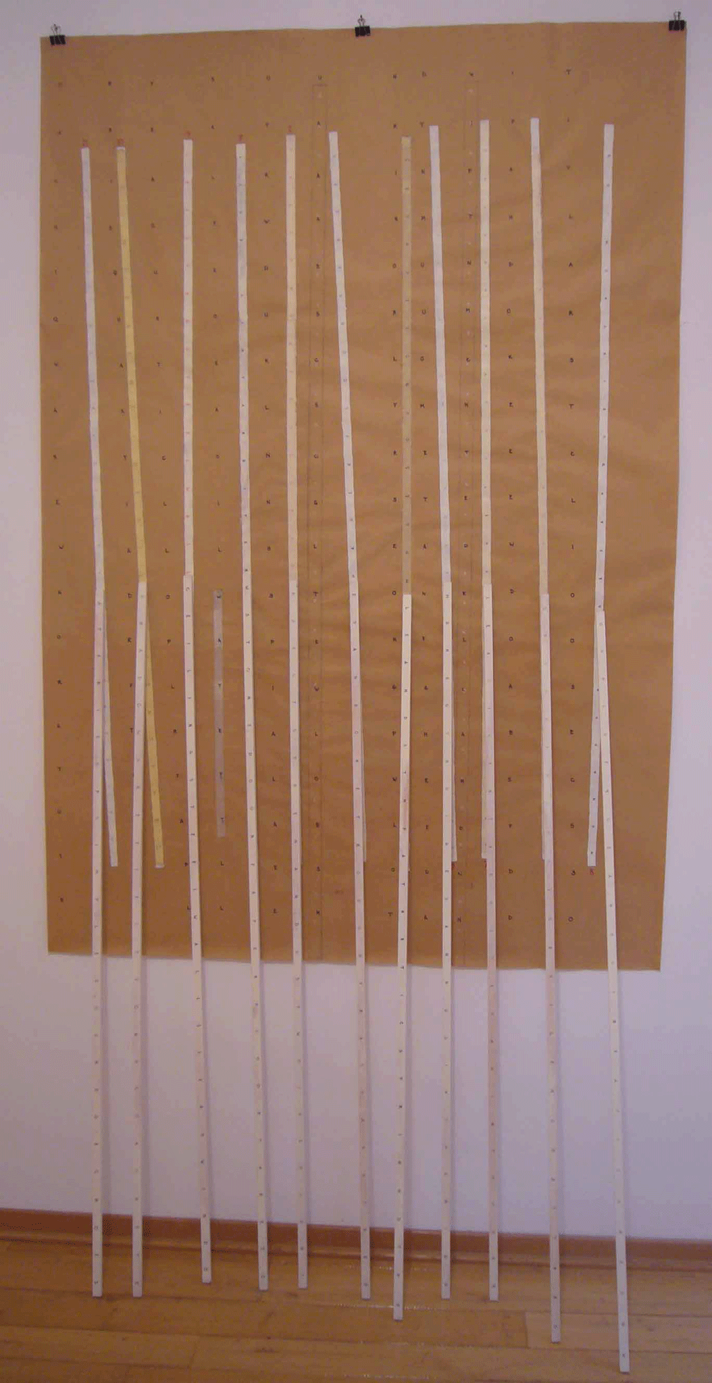 Slate - Tusche auf Packpapier, Klebestreifen, Bleistift,  Metallklammern, Acryl auf 10 Holzstäben - 1991 - 280 x 140 cm (nicht verfügbar) 