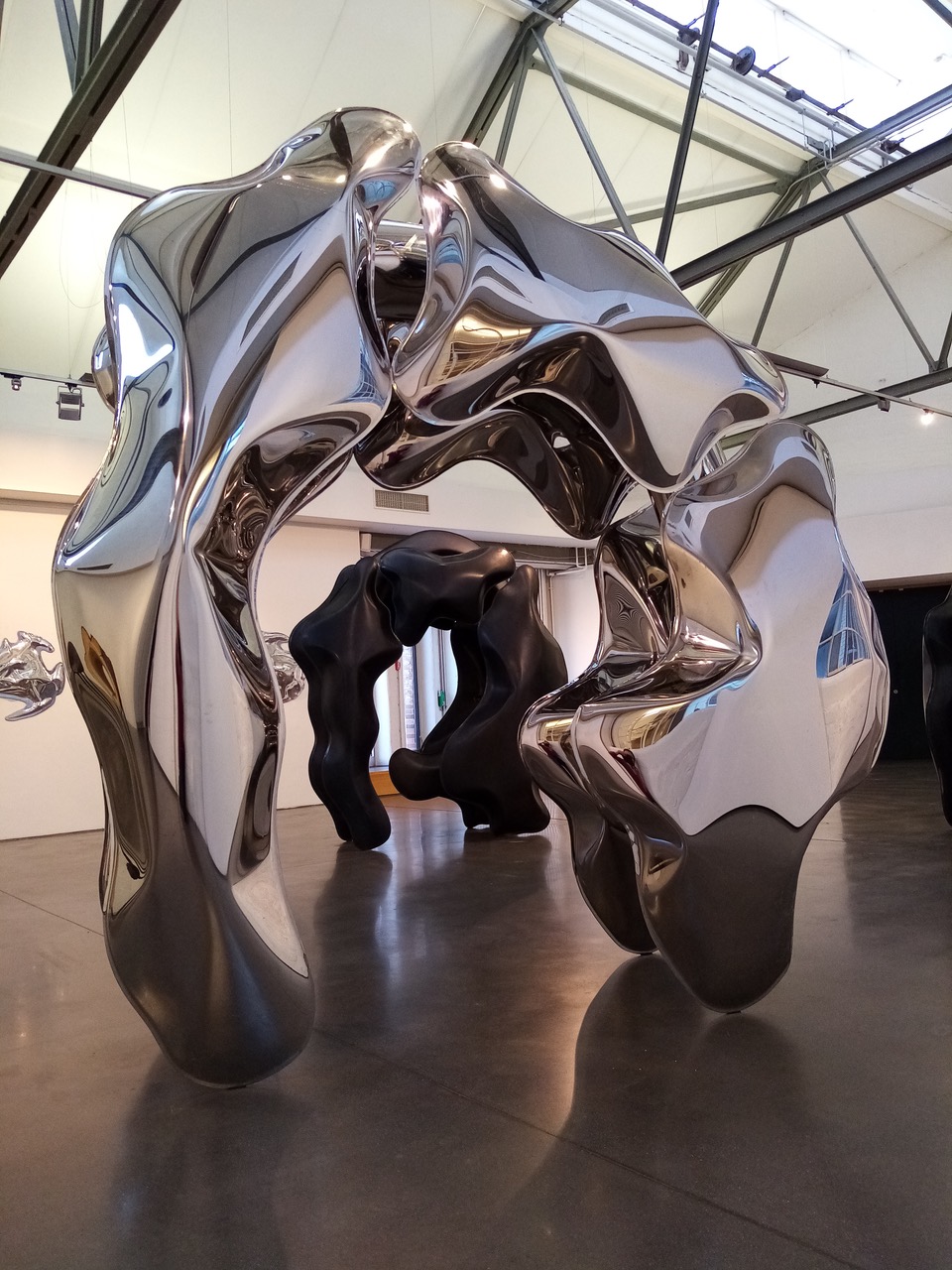 Thomas Kuehnapfel Ausstellungsansicht  - steel - 2019 - 80 x 90 x 35 cm 